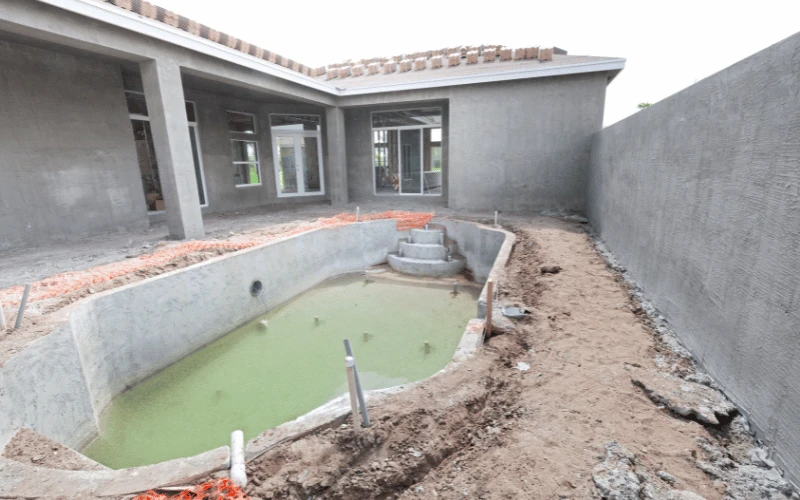 Pools-Wien-Idyllischer-Pool-im-Garten-Design Pools Wien Idyllischer Pool im Garten Design